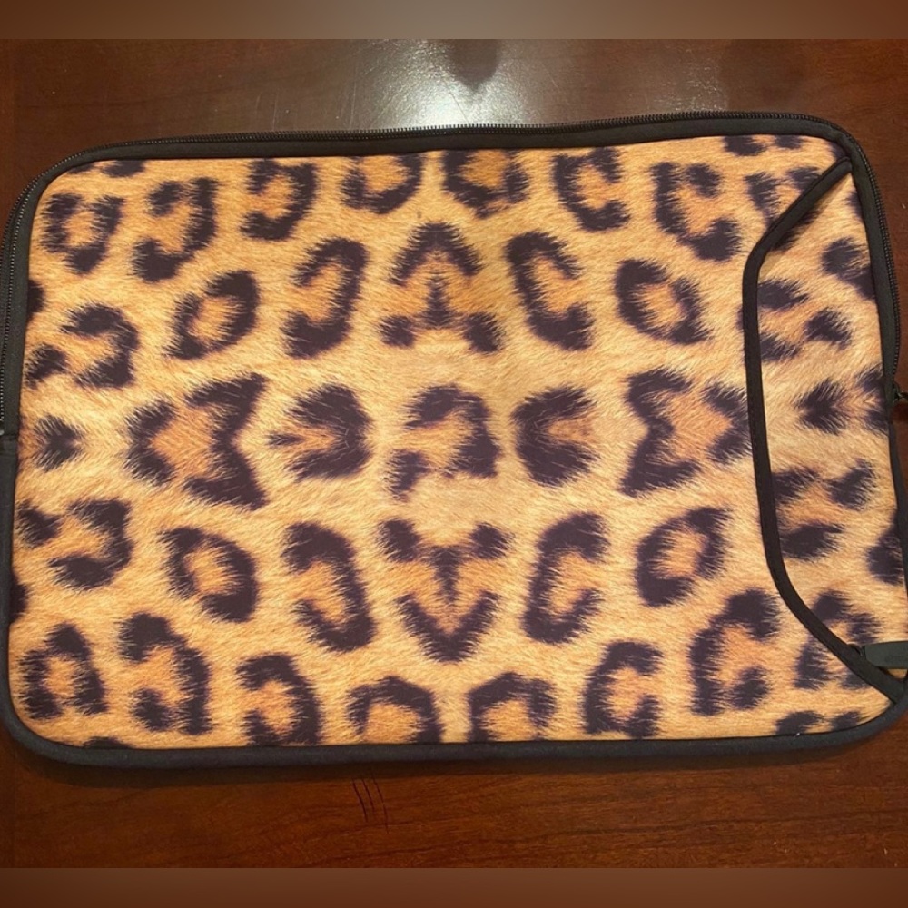 NWOT Designer Sleeves laptop case for 15" screen.